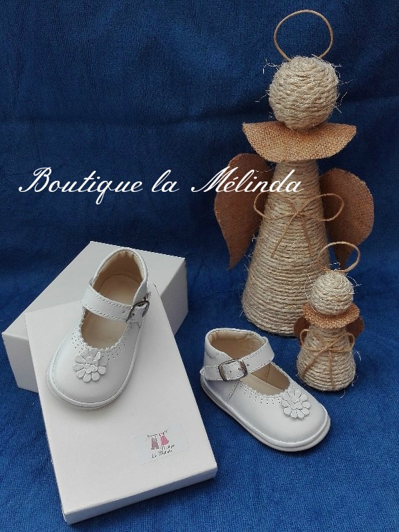 Chaussure de baptême blanche fille avec une jolie fleur à boucle - idéal pour le babys - Réf. Caro - Boutique la Mélinda