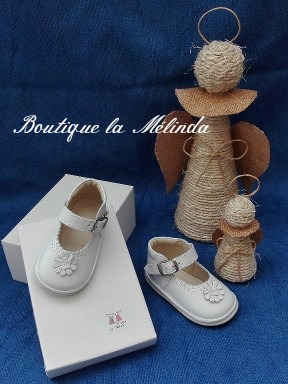 Chaussure de baptême blanche fille avec une jolie fleur à boucle - idéal pour le babys - Réf. Caro - Boutique la Mélinda