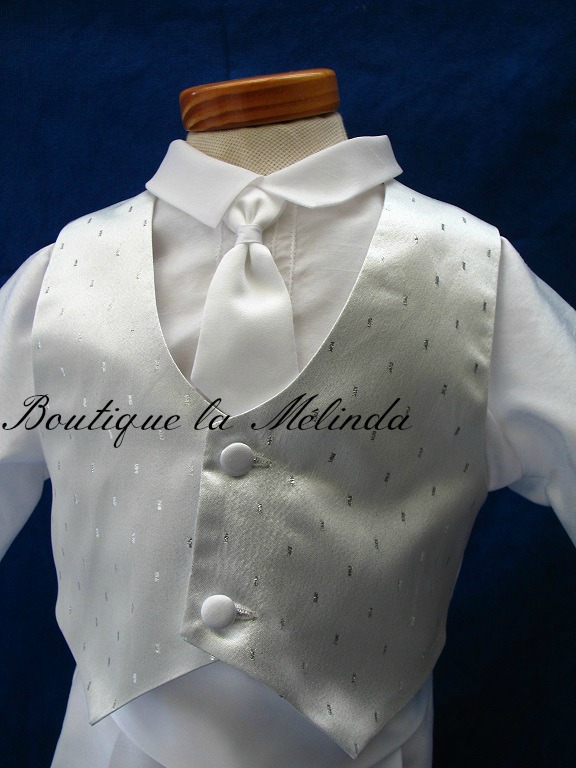 Costume de cérémonie baptême ou mariage - un costume blanc avec boléro argenté simple Réf. MARCO - Boutique la Mélinda