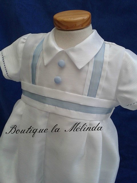 Habit de baptême cérémonie, barboteuse manche courte de baptême blanc bleu Réf. TIMY - Boutique la Mélinda