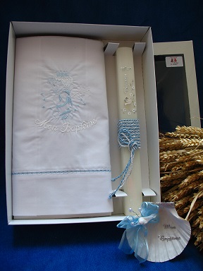 Kit coffret cérémonie Mon Baptême Garçon - Personnalisation aux choix - Kit Serviette Ange + Bougie + Coquillage Blanc Bleu  Réf. KITF.BLEURUBAN - Boutique la Mélinda