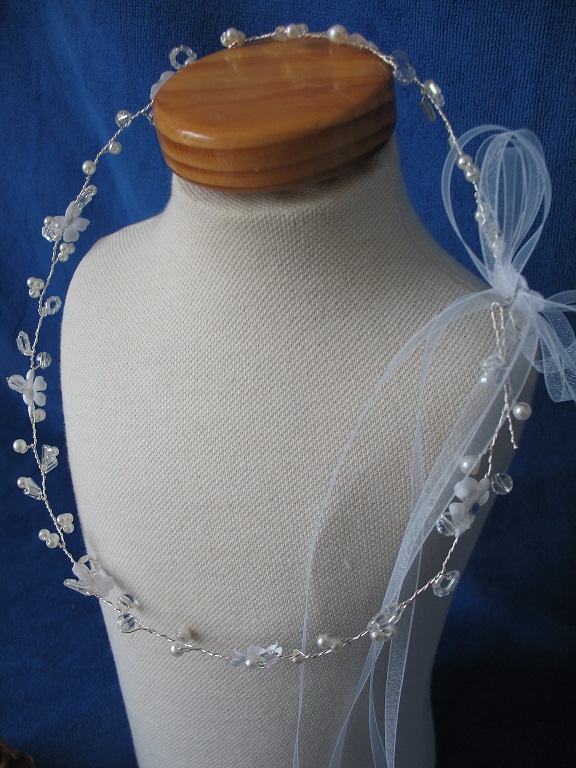 Magnifique Couronne perle blanche et fleur pour coiffure communion, un bel accessoire incontournable pour la communion ou cortège Réf.DIADEME - Boutique la Mélinda