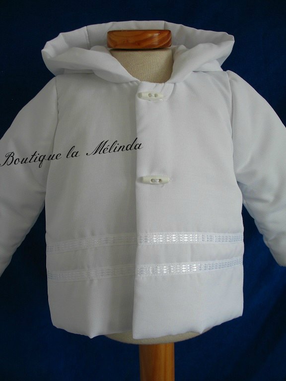 Manteau Baptême cérémonie blanc - Manteau avec capuche pour assortir vos tenues de Baptême en période de mi-saison ou hiver Blanc - Réf.MANTEAUS - BOUTIQUE LA MELINDA