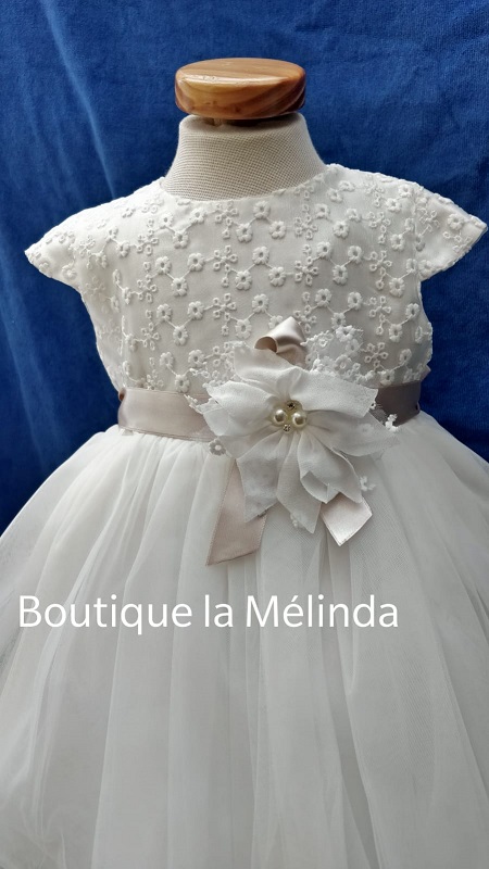 Robe de baptême cérémonie Perlé avec dentelle anglaise - Succès garantie Réf. MILA - Boutique la Mélinda