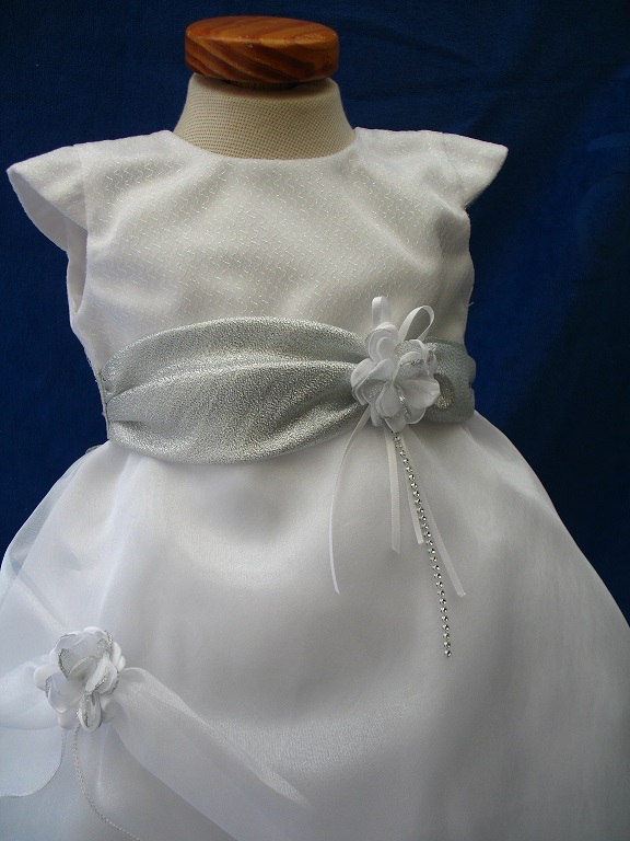 Robe de baptême cérémonie avec manche - Tenue de cérémonie Blanc Argenté avec noeud près de la ceinture Réf. Maelys - Boutique la Mélinda