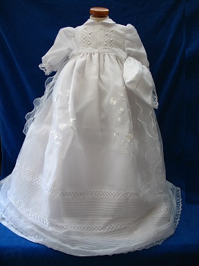 Robe de baptême traditionnelle Blanche avec de belle dentelle, une très bonne robe vendu avec son bonnet assorti Réf. CHARLOTTE - Boutique la Mélinda