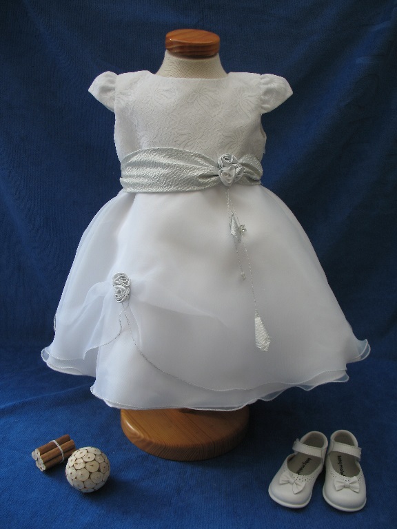 Robe de cérémonie Blanche avec ceinture argenté et assortiment de petite fleure simple et chic Réf. ELYANA - Boutique la Mélinda