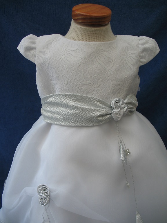 Robe de cérémonie Blanche avec ceinture argenté et assortiment de petite fleure simple et chic Réf. ELYANA - Boutique la Mélinda