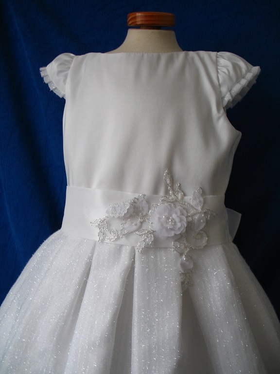 Robe de communion Blanche simple et enormement de brillance dans cette belle robe de cérémonie Réf. ELSA - Boutique la Mélinda