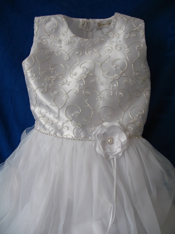 Robe de communion Blanche simple et énormément de brillance dans cette belle robe de cérémonie avec tulle Réf. Raquel - Boutique la Mélinda