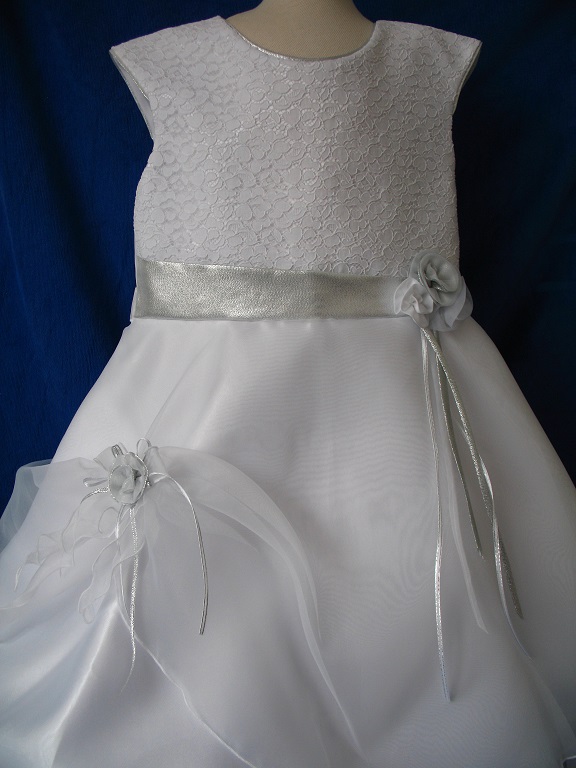 Robe de communion blanche avec des touches d'argenté Réf. IRIS - Boutique la Mélinda