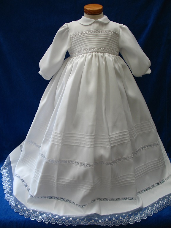 Robe traditionnelle Blanche avec bonnet assorti - Dans son élégance totale d'un tissu de toute merveille Coton pour un rendu Splendide - Réf. AGATHE Gros Plan - Boutique la Mélinda