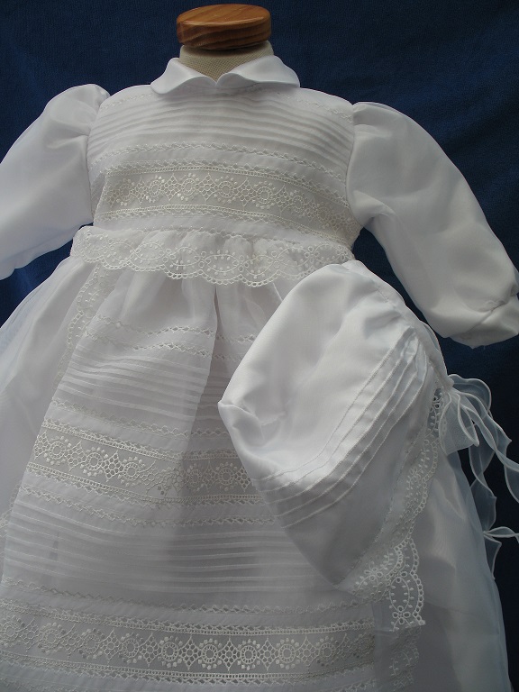 Robe traditionnelle blanche avec son bonnet assorti - Magnifique tissu - Sublimez votre journée avec cette robe Réf. LILIANA - Boutique la Mélinda