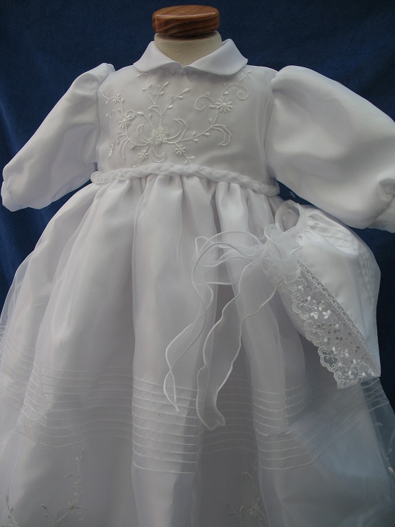 Robe traditionnelle blanche avec son bonnet assorti - Magnifique tissu en coton - Sublimez votre journée avec cette robe Réf. DIANE - Boutique la Mélinda