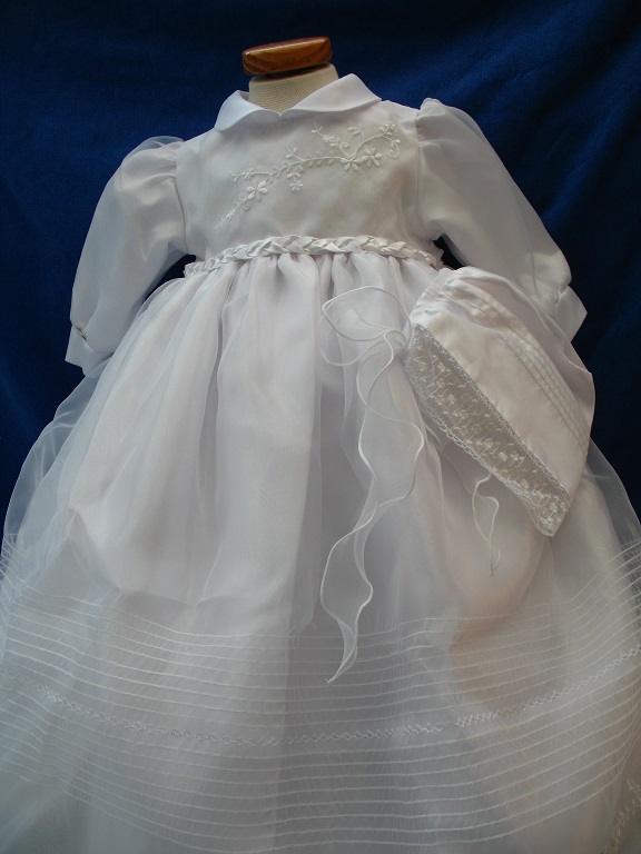 Robe traditionnelle blanche splendide avec son bonnet assorti idéal pour une cérémonie traditionnelle Réf. SOLENE - BOUTIQUE LA MELINDA