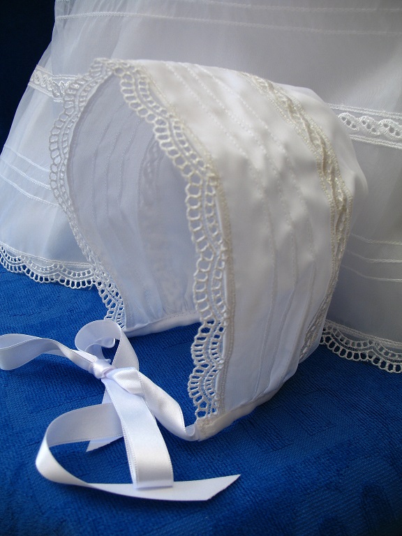 Robe traditionnelle doublé en coton assorti avec son bonnet d'une touche de raffinée à la hauteur de votre bébé, doublé en coton Réf. LISA - Boutique la Mélinda
