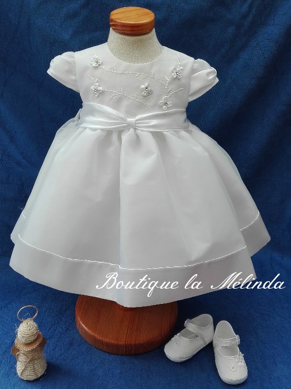 Tenue de baptême - Robe blanche avec une touche d'argenté simple et robe de caractère  Réf. NELIA - Boutique la Mélinda