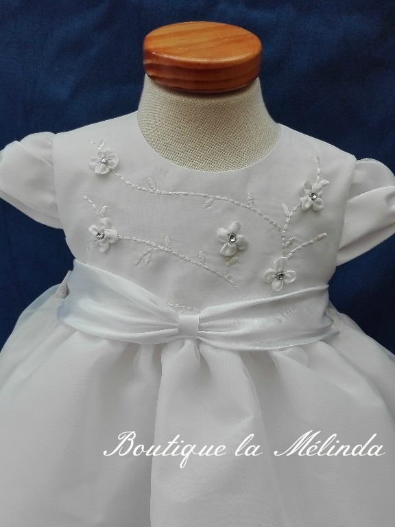 Tenue de baptême - Robe blanche avec une touche d'argenté simple et robe de caractère  Réf. NELIA - Boutique la Mélinda