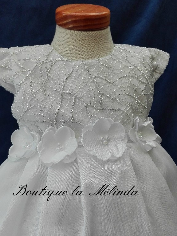 Tenue de baptême cérémonie blanc argenté ceinture fleur avec des perle Réf. Juliette - Boutique la Mélinda
